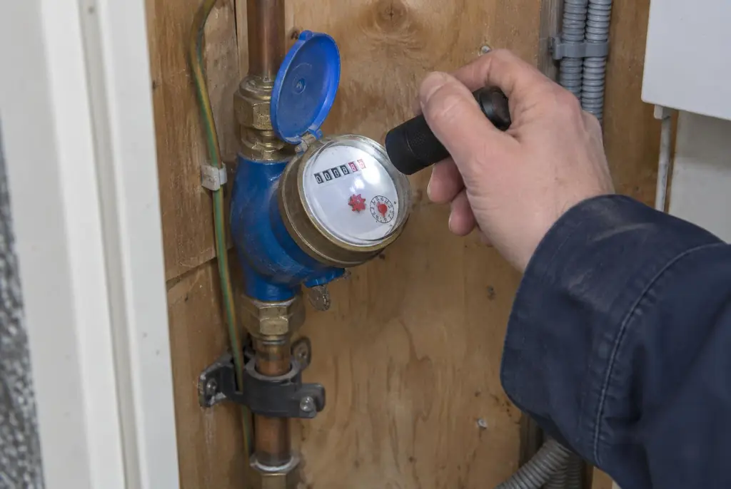 Lekdetectie Wageningen – watermeter in de meterkast controleren met een zaklamp